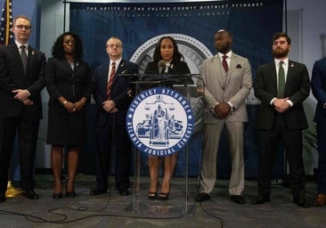 Los amoríos en la Fiscalía amenazan con descarrilar el caso contra Trump en Georgia