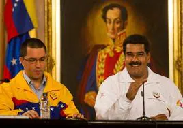 Maduro cambia a cuatro ministros de su gabinete mientras celebra el golpe que dio Chávez el 4-F