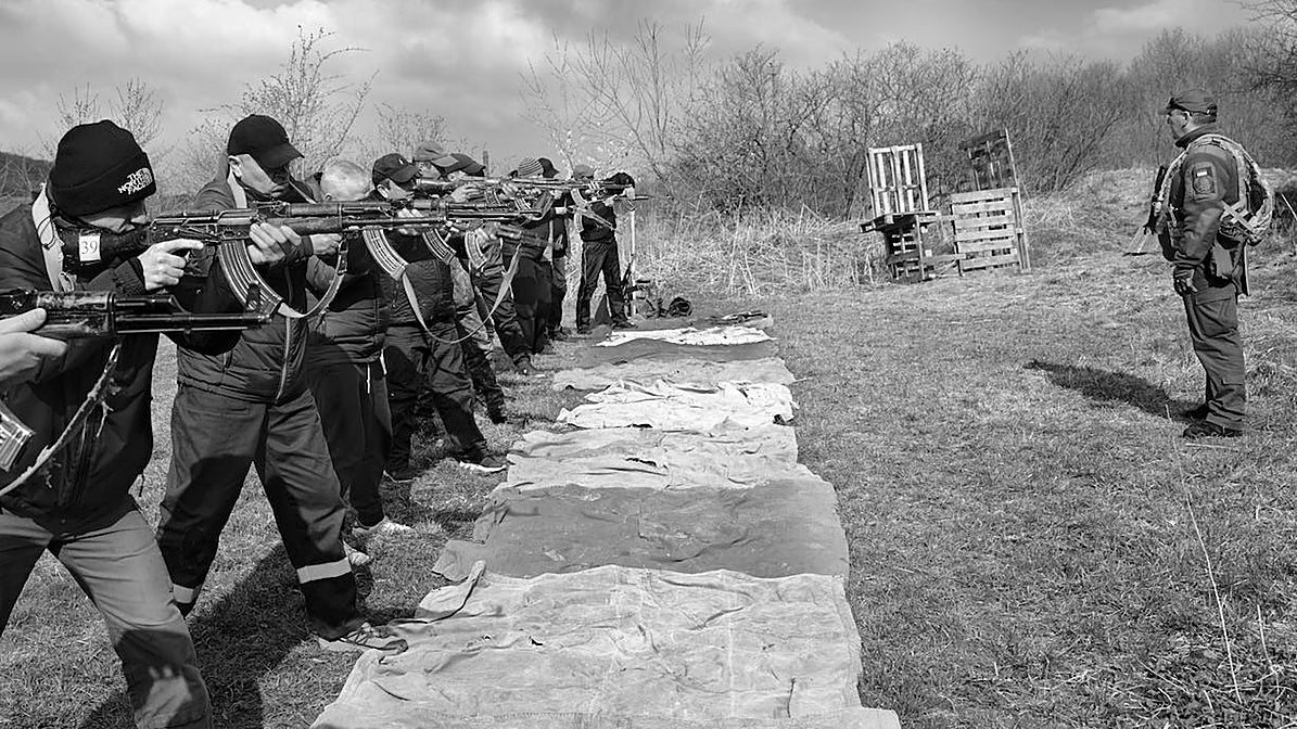 Campo de entrenamiento partisano y de reclutamiento militar, suroeste de Ucrania: civiles que se alistan para formar parte del Ejército o de las milicias partisanas reciben formación militar de la Guardia Nacional Ucraniana