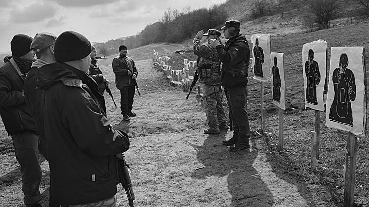 Un grupo de civiles lleva a cabo un entrenamiento de tiro supervisado por la Guardia Nacional de Ucrania