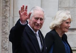 El retiro temporal por cáncer de Carlos III, el monarca que más esperó para reinar, deja en vilo al Reino Unido en año electoral