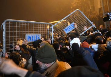 Miles de personas protestan contra el Gobierno de Turquía en el aniversario del terremoto de 2023