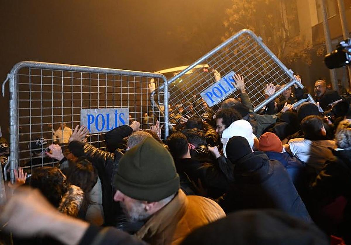 Manifestantes se enfrentan con la policía turca en la protesta durante el primer aniversario del terremoto