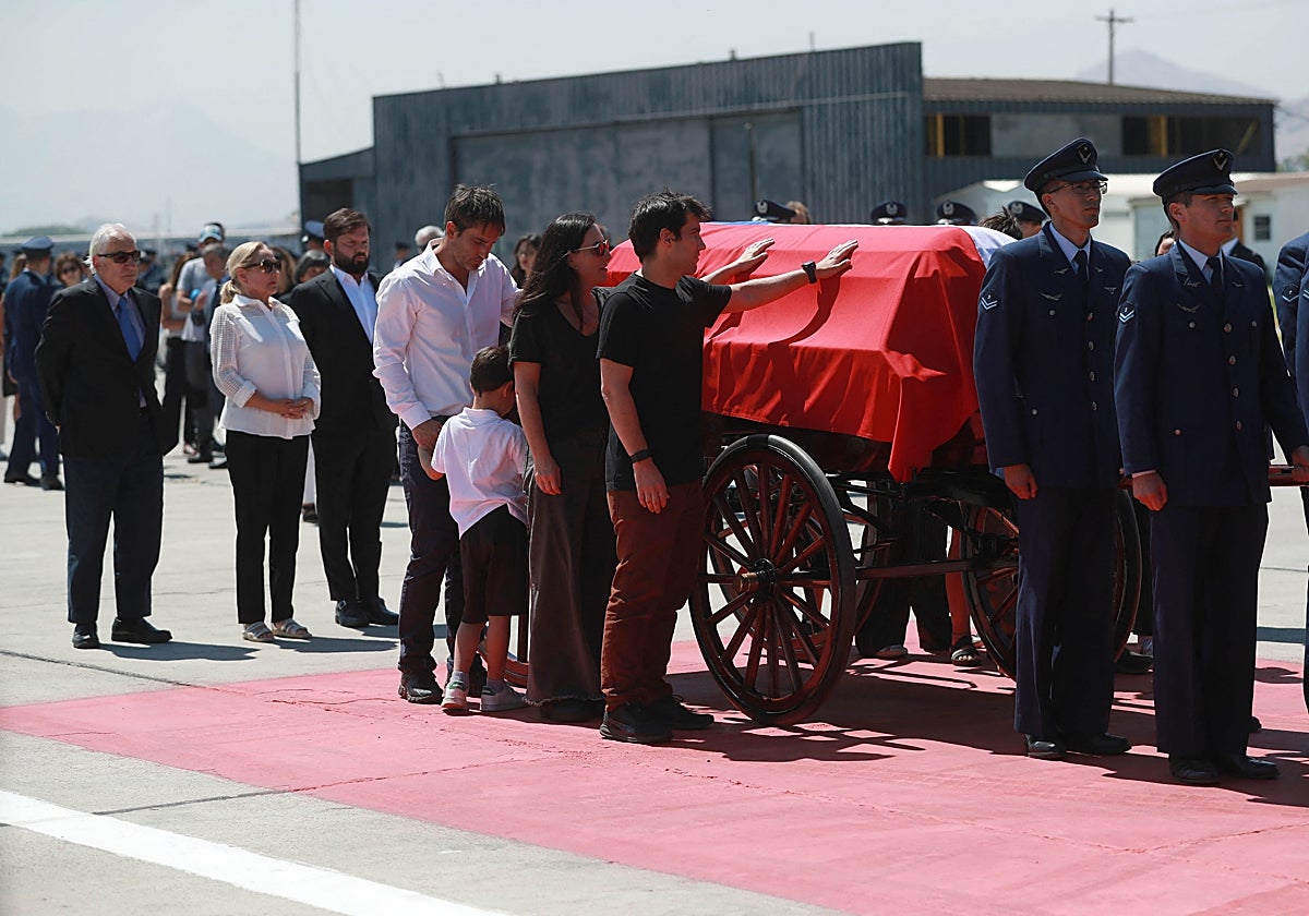 Los hijos del expresidente chileno Sebastián Piñera y uno de sus nietos acompañan el féretro con su cuerpo junto a la viuda de Piñera, Cecilia Morel (2º-L), y el presidente de Chile, Gabriel Boric (3º-L), en el aeropuerto Pudahuel de Santiago.
