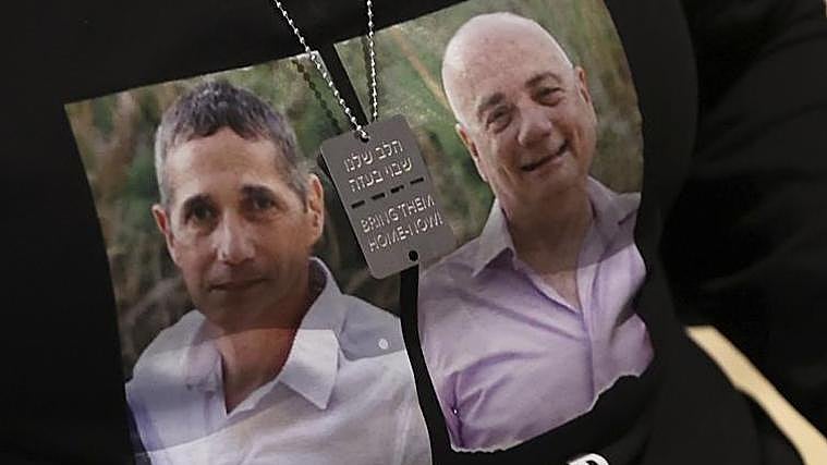 Durante su entrevista con ABC, Clara Marman viste una camiseta con las imágenes de su hermano Fernando y su pareja Luis, secuestrados en Gaza desde hace 124 días