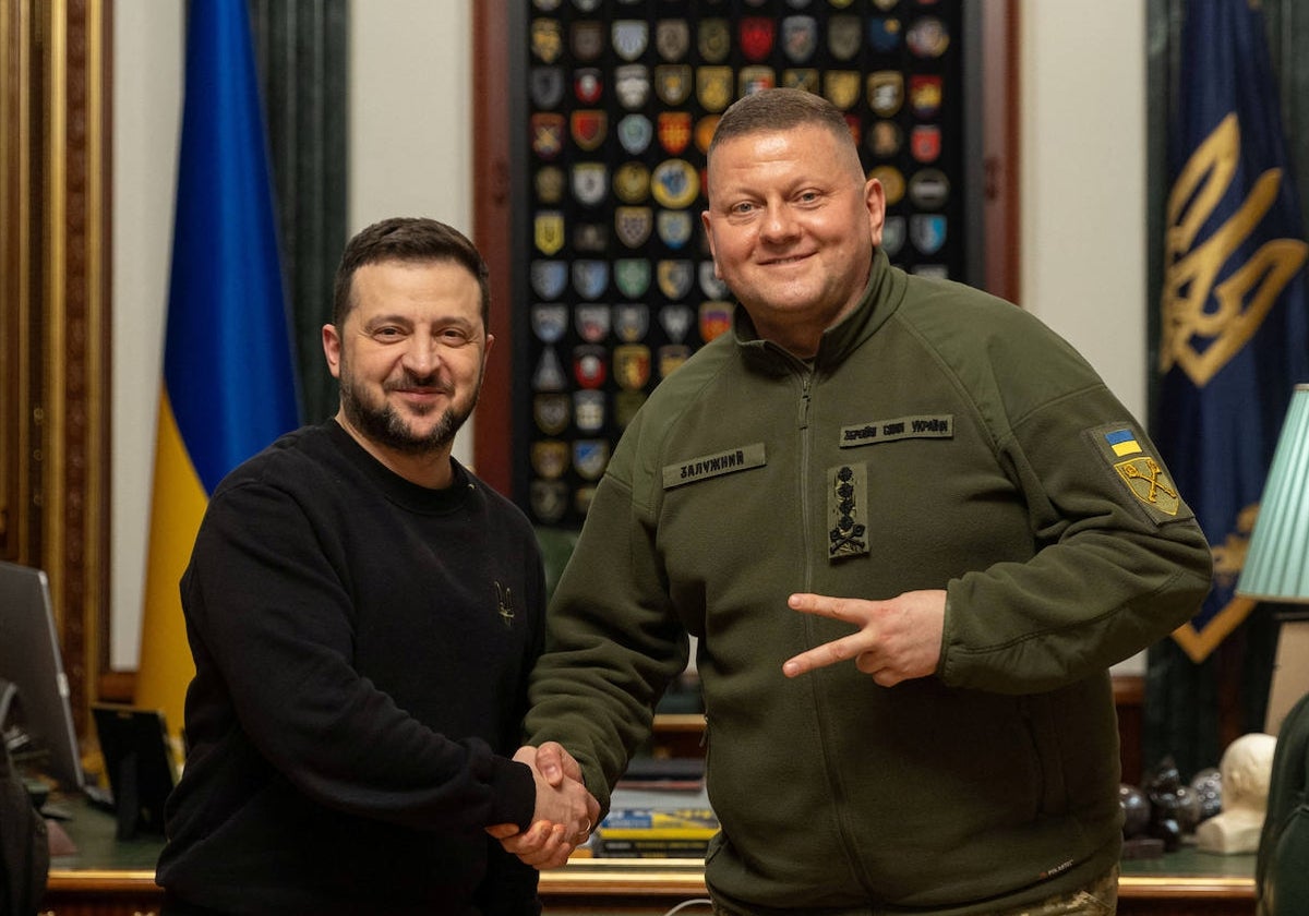 Zelenski estrecha la mano de Zaluzhni en una fotografía publicada en Twitter