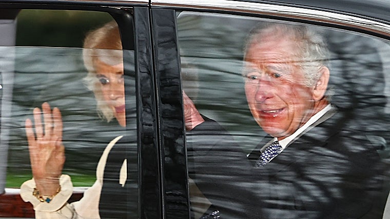 Una imagen del monarca junto a Camila, después del anuncio de la enfermedad