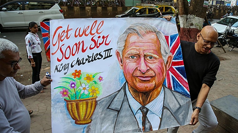 Pancartas deseando al Rey de Inglaterra una pronta recuperación