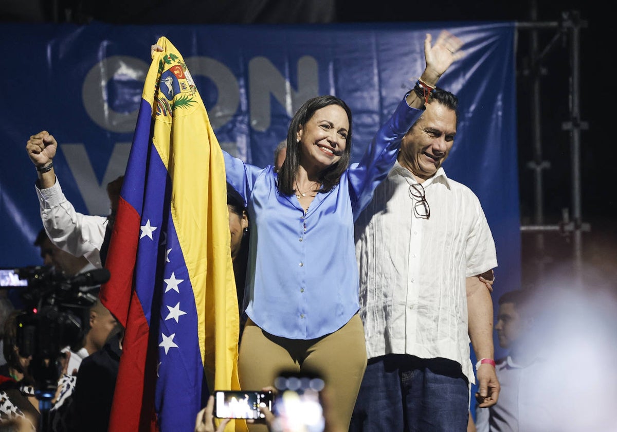 María Corina Machado celebra después de ganar las primarias de la oposición