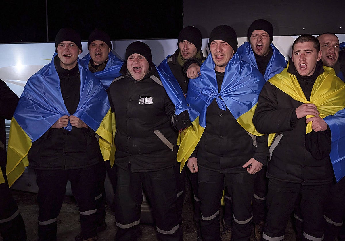 Los soldados ucranianos regresan a casa después del intercambio de prisioneros de guerra con Rusia