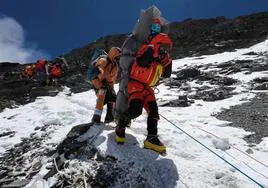 Los excrementos humanos obligan a cambiar la ley en el Everest: «La montaña apesta»