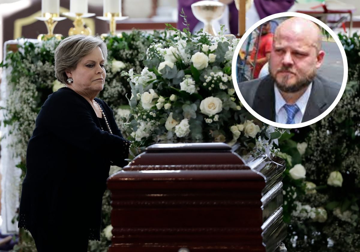 La madre de Alejandro Muyshondt, Patricia Álvarez, el lunes junto al féretro de su hijo muerto bajo custodia