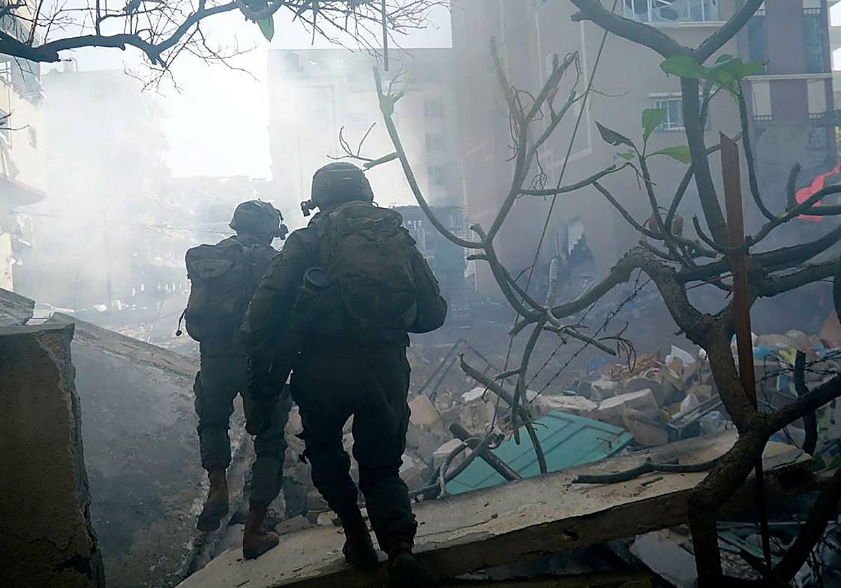 Tropas israelíes recorren la Franja de Gaza durante los combates en marcha