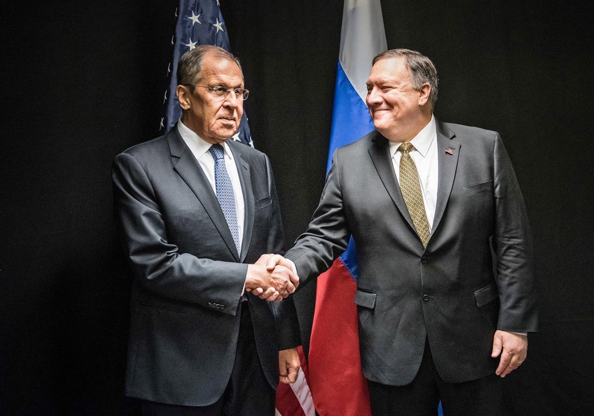 Mike Pompeo y Sergei Lavrov se dan la mano en una reunión del Consejo Ártico en 2019