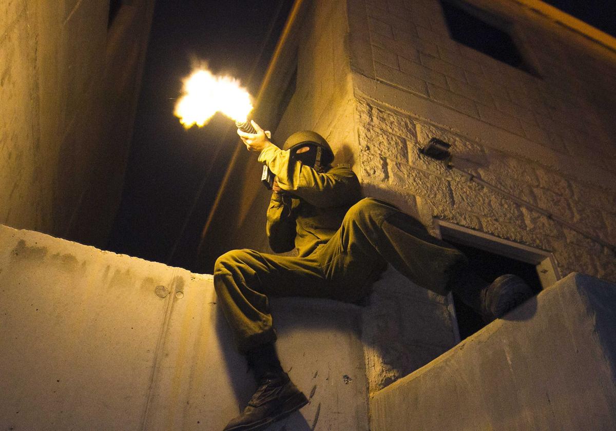 Soldado israelí abriendo fuego en una foto de archivo