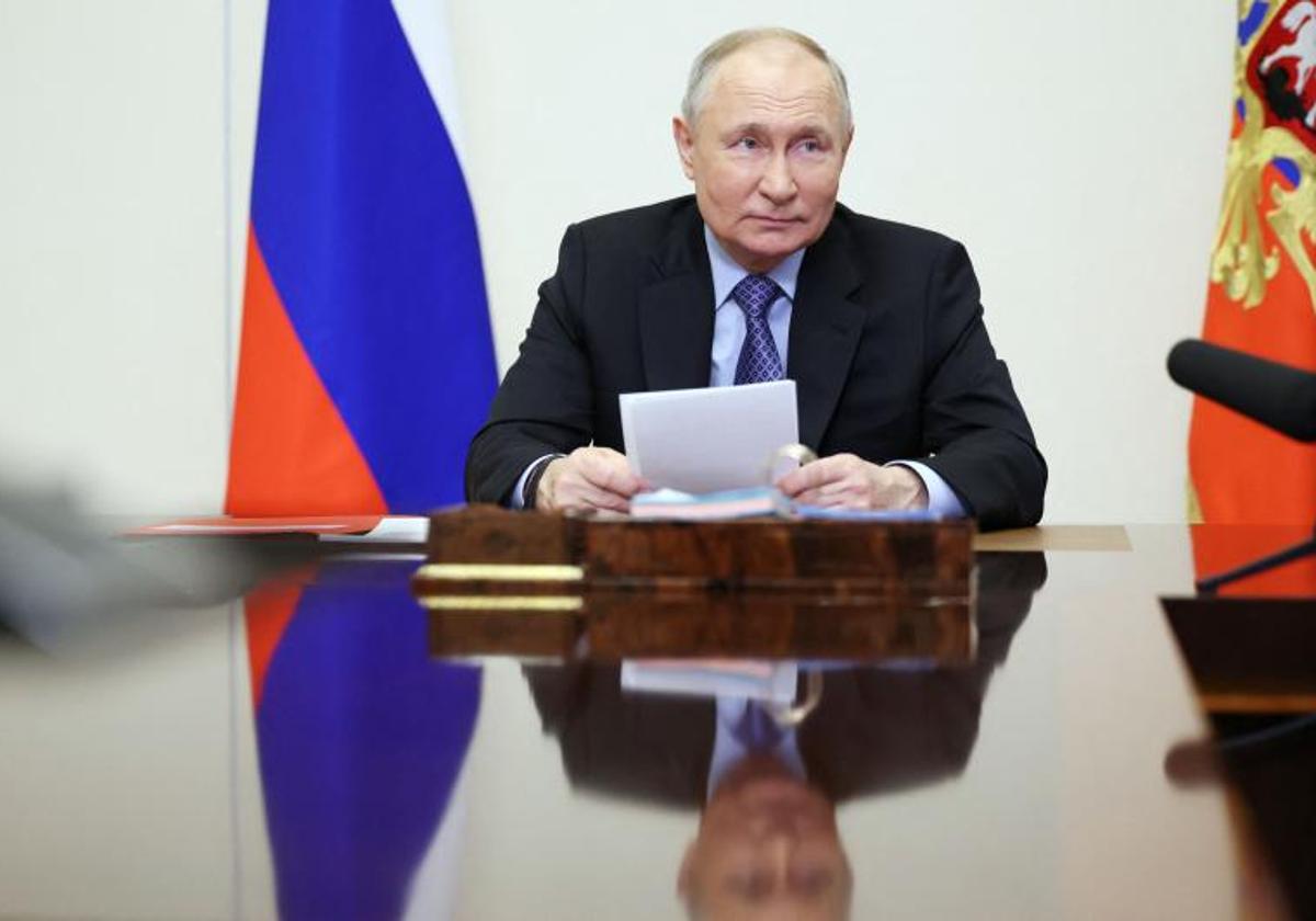 El presidente ruso, Vladimir Putin, preside una reunión del Consejo de Seguridad a través de videoconferencia en la residencia estatal Novo-Ogaryovo