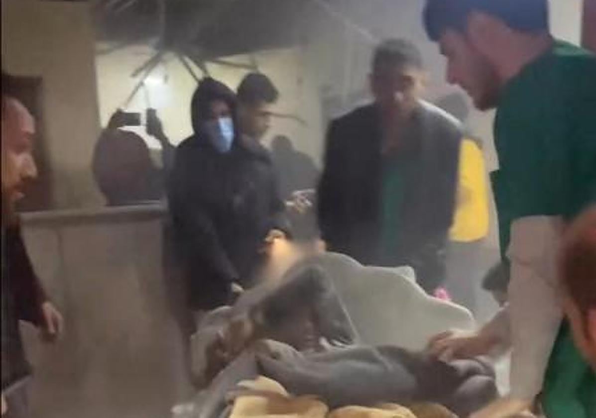 Un herido es atentido en mitad del asalto de las FDI al Hospital Nasser de Gaza