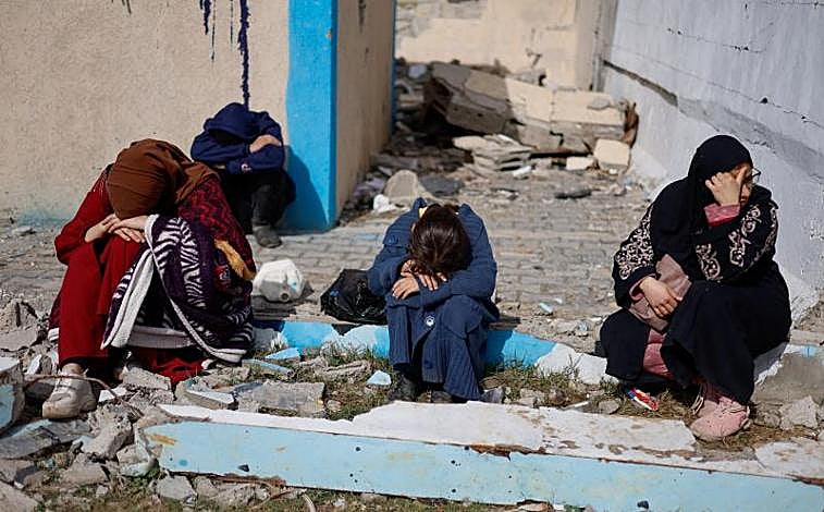 Imagen principal - Regugiados y pacientes palestinos del hospital Nasser de Jan Yunis huyen a Rafah tras el asalto al centro por parte de las FDI