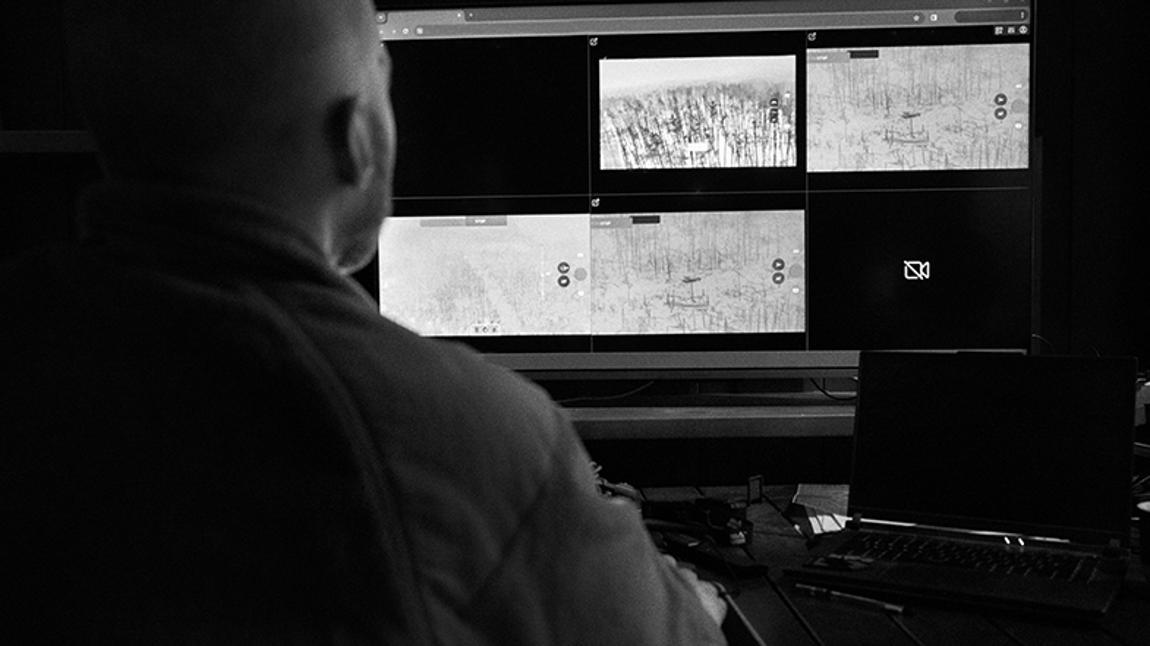 Este de Ucrania: interior de centro de mandos de unidad de drones de la Brigada 12 de Asalto «Azov» de la Guardia Nacional Ucraniana