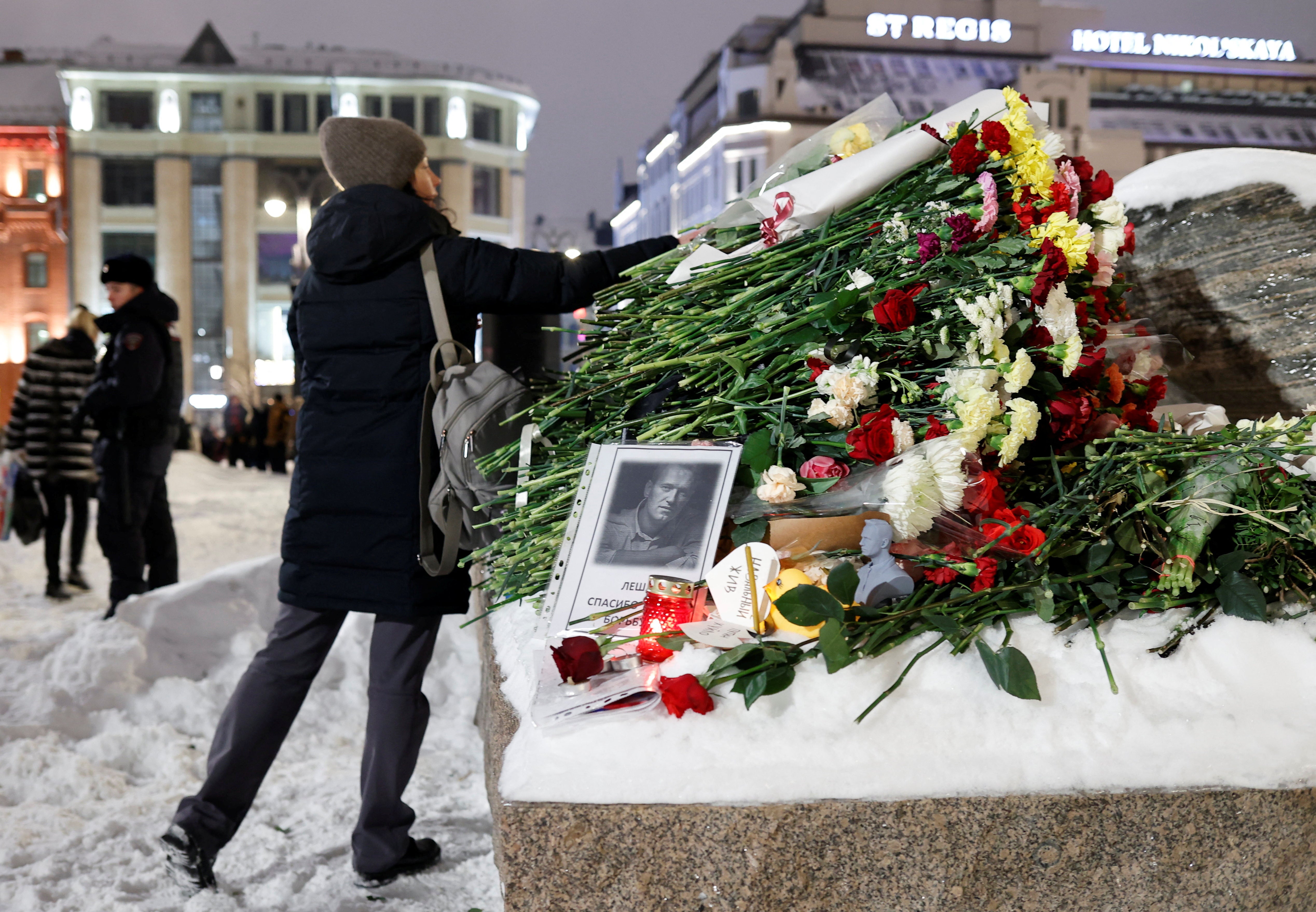 Una mujer deposita un ramo de flores en el monumento a las víctimas de la represión política en Moscú