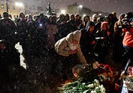 Decenas de rusos desafían al frío y a las autoridades y lloran la muerte de Navalni