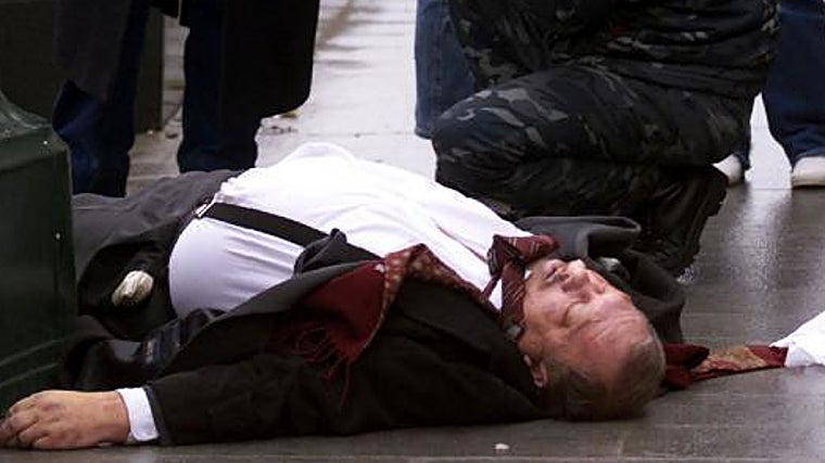 El cuerpo de Valentin Tsvetkov, gobernador de la región de Magadan, asesinado a tiros en el centro de Moscú, el 18 de octubre de 2002