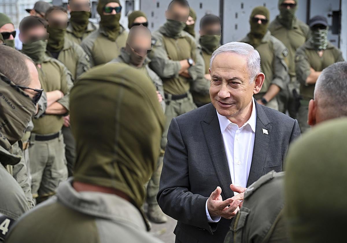 El primer ministro israelí, Benjamín Netanyahu, en una imagen de archivo duante la visita a las fuerzas que participaron en la operación de rescate de dos rehenes en Rafah
