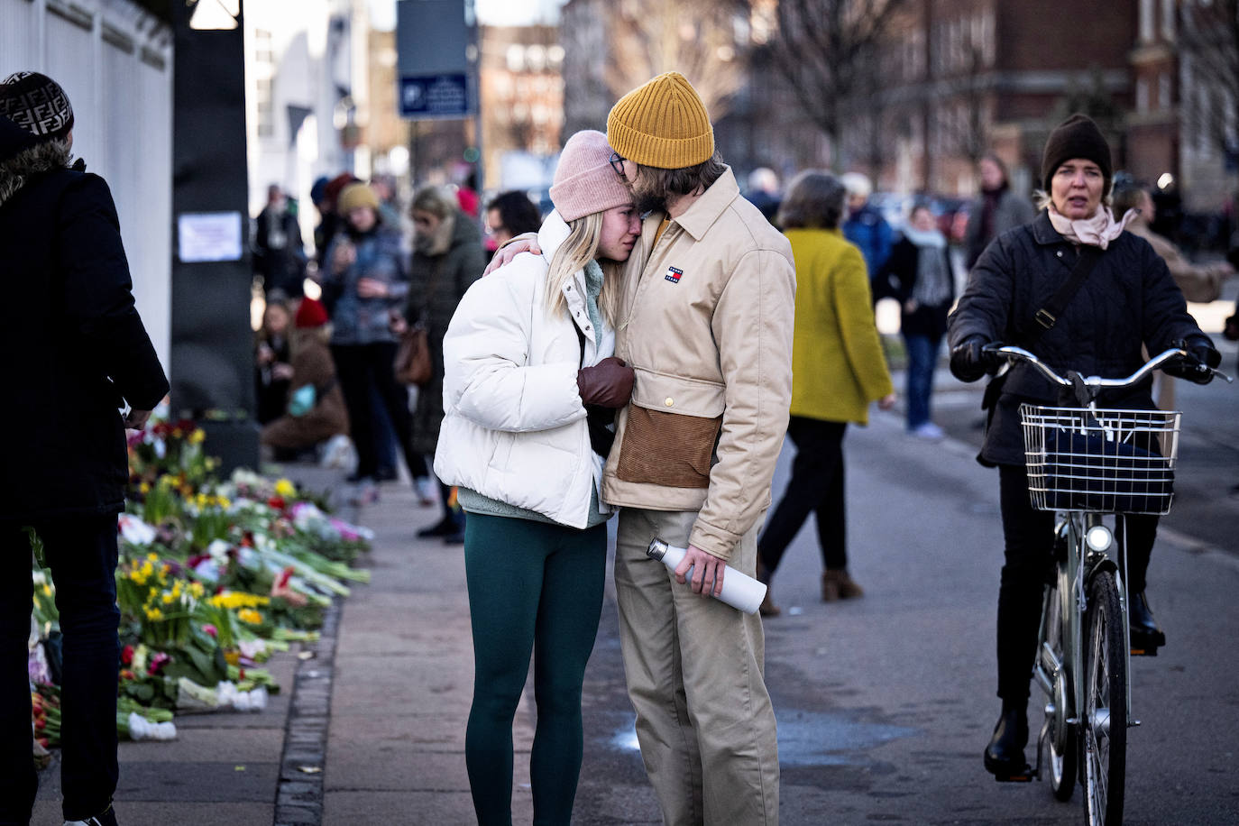 Una mujer reacciona mientras la gente se reúne frente a la embajada rusa en Copenhague