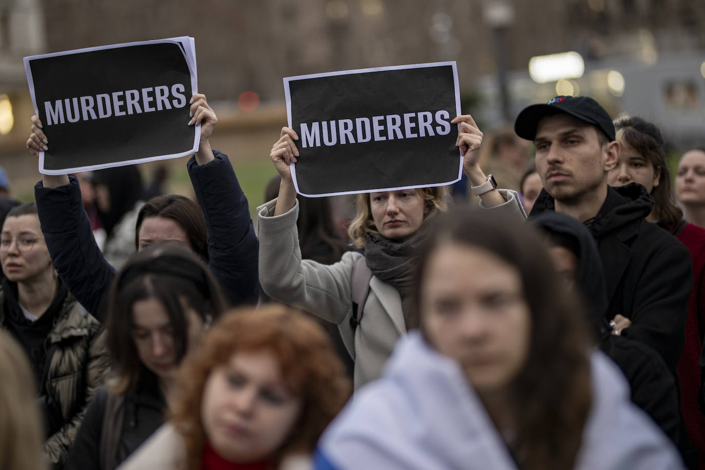 Una pancarta con la palabra «Asesinos» durante una concentración por la muerte de Alexéi Navalni, en plaza Catalunya