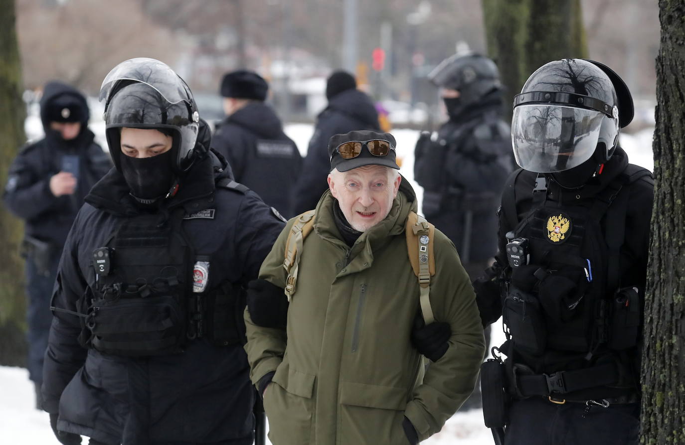 Agentes de policía detienen a los participantes de un servicio conmemorativo civil en San Petersburgo