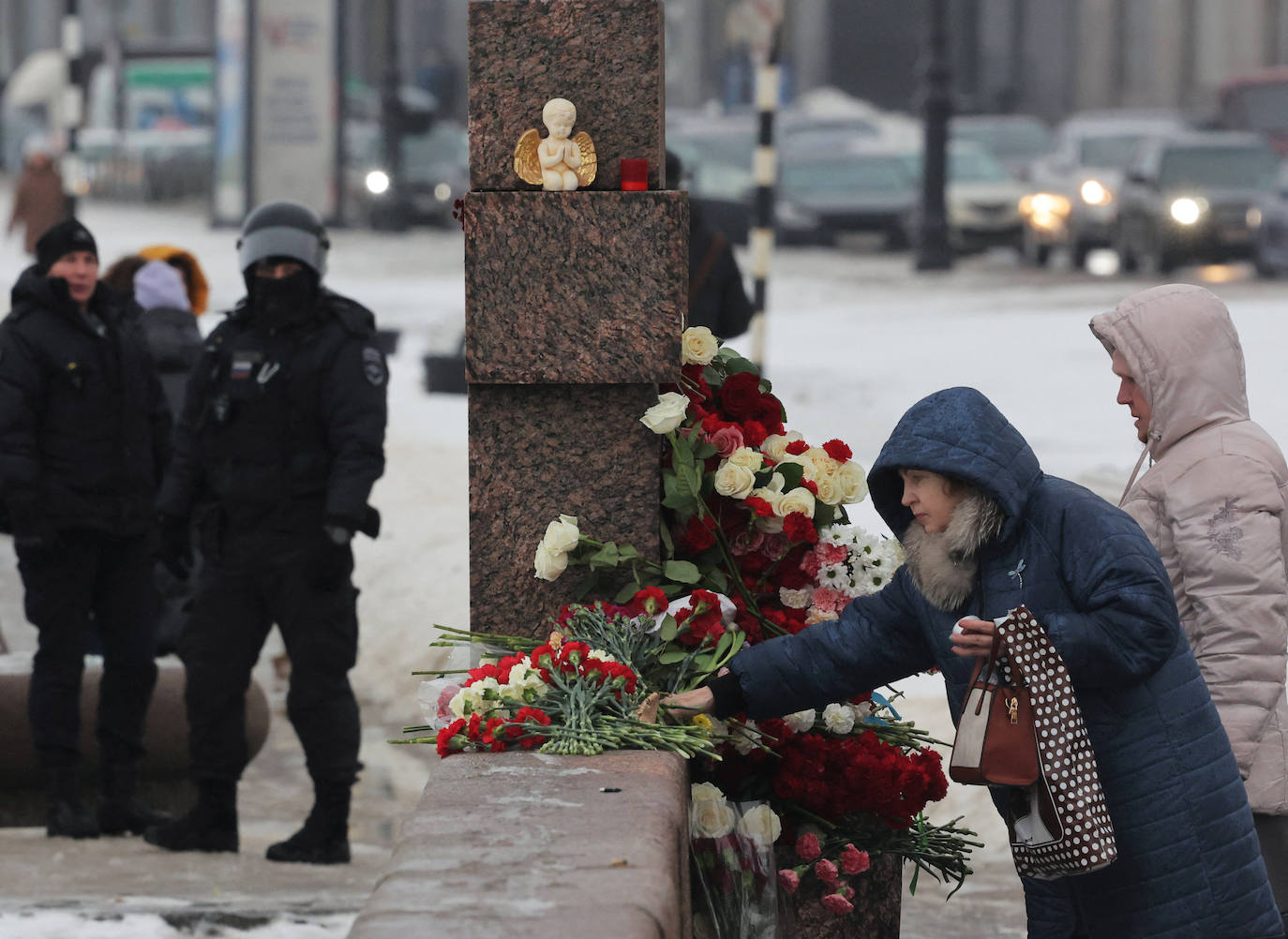 Las personas colocan flores en el monumento a las víctimas de la represión política en San Petersburgo, Rusia