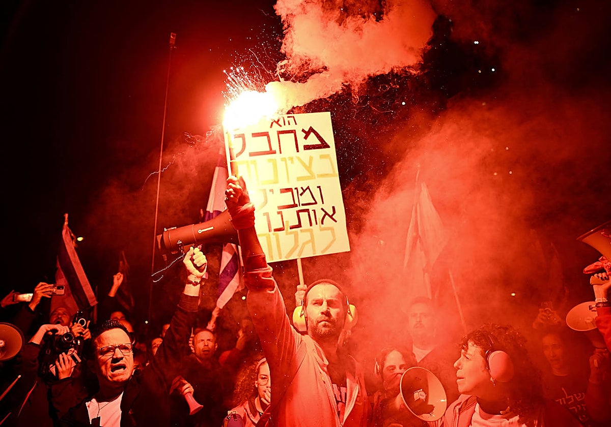 Manifestantes protestan contra el gobierno de Netanyahu, en Tel Aviv