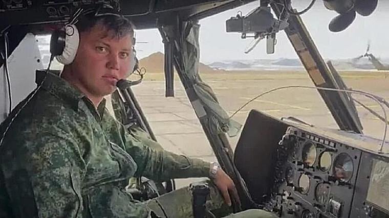 El piloto ruso Maxim Kuzminov a bordo de uno de los helicópteros de la Fuerza Aérea de Rusia