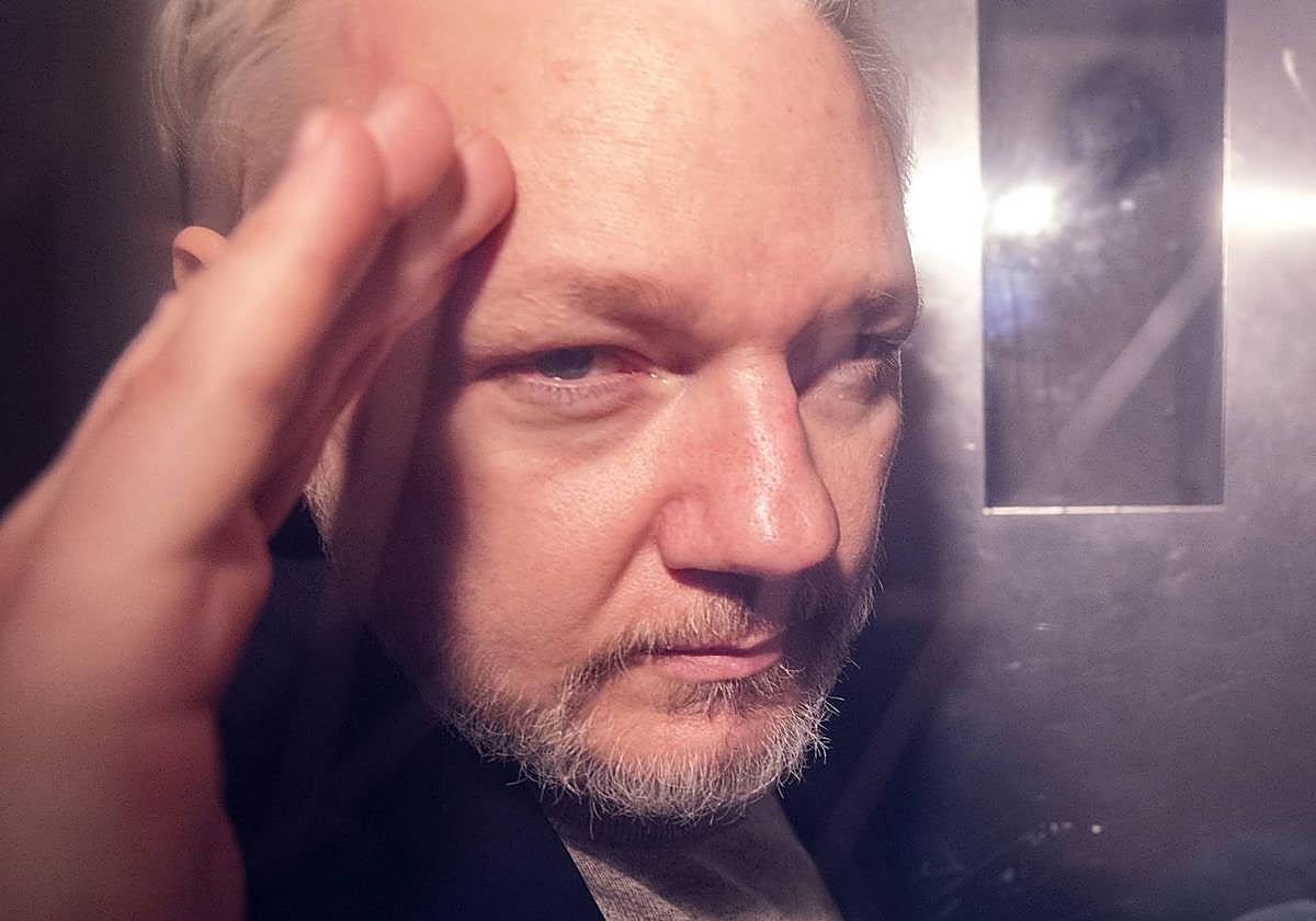 Julian Assange, en una furgoneta de la prisión, cuando sale de un tribunal en Londres, en 2019