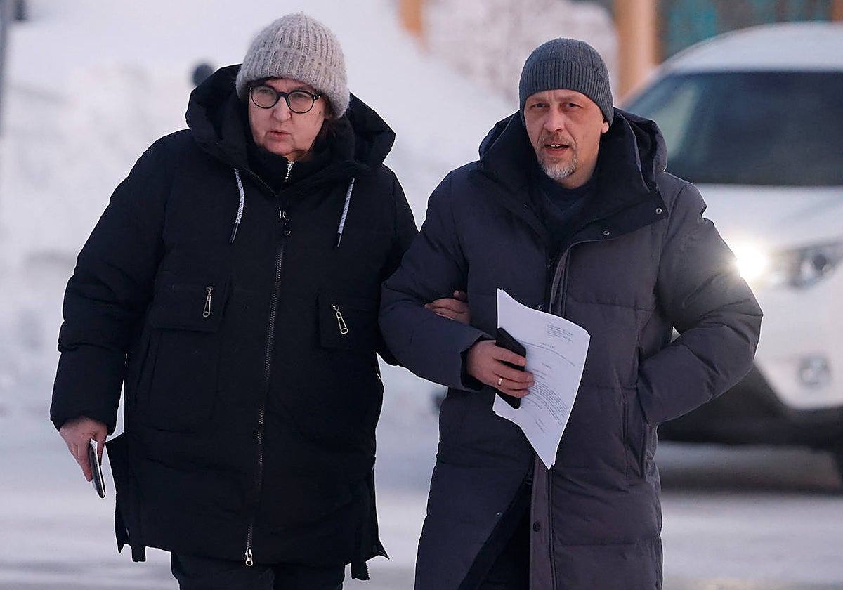 La madre de Navalni y su abogado intentan ver el cuerpo del opositor muerto