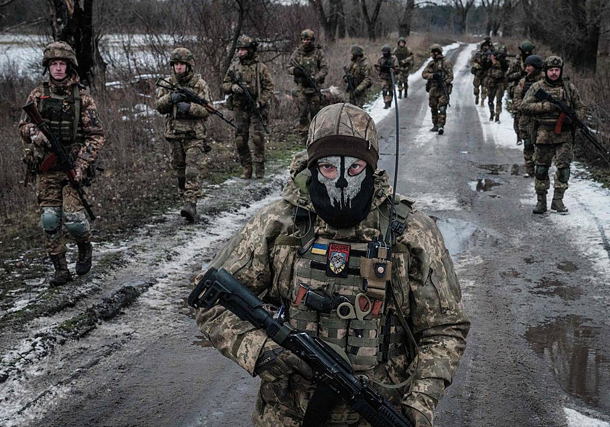 Un grupo de militares ucranianos avanza en las proximidades de Donetsk