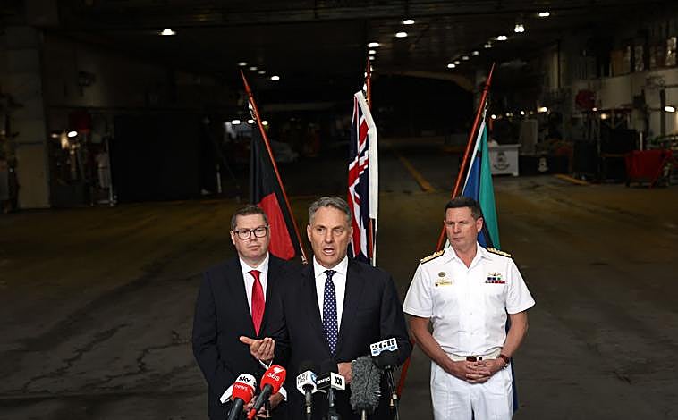 Imagen principal - Fotos del del acto donde el Ministro de Defensa australiano,Richard Marles, ha presentado su plan para la armada