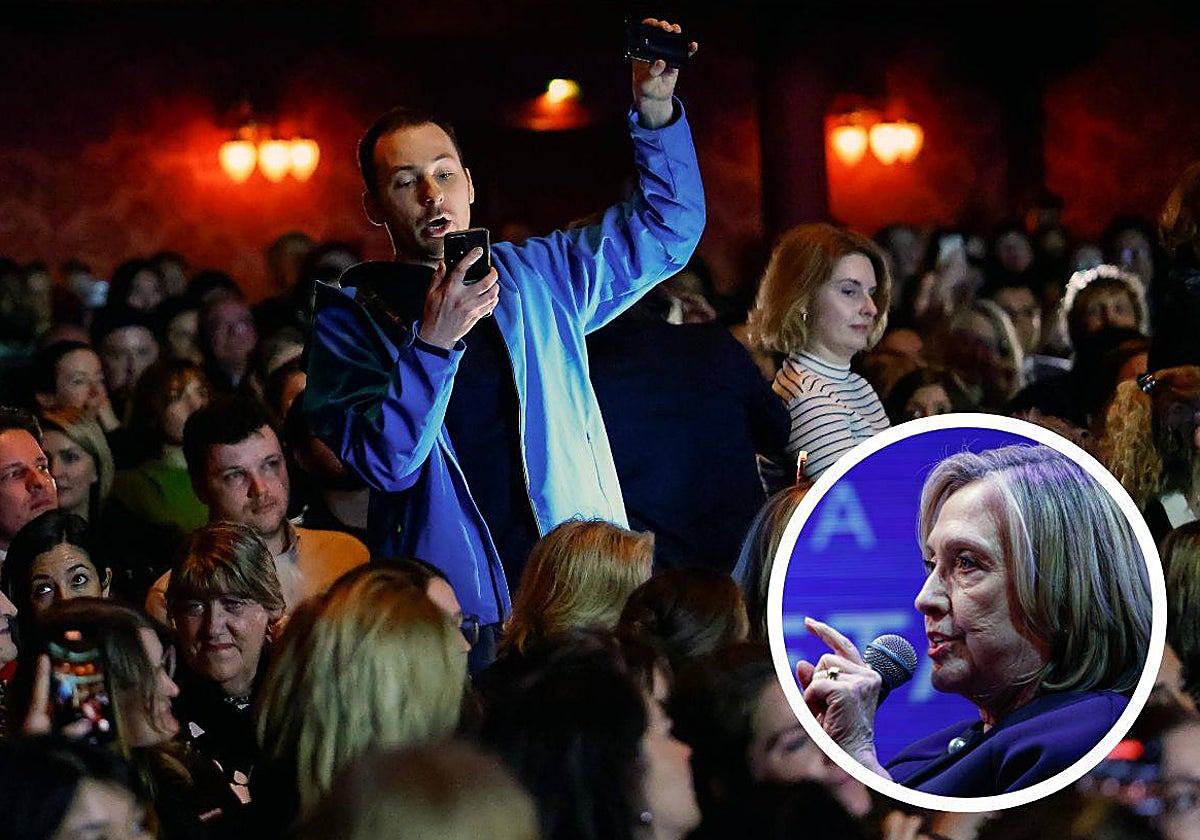 Momento en el que un grupo de personas gritó contra Clinton