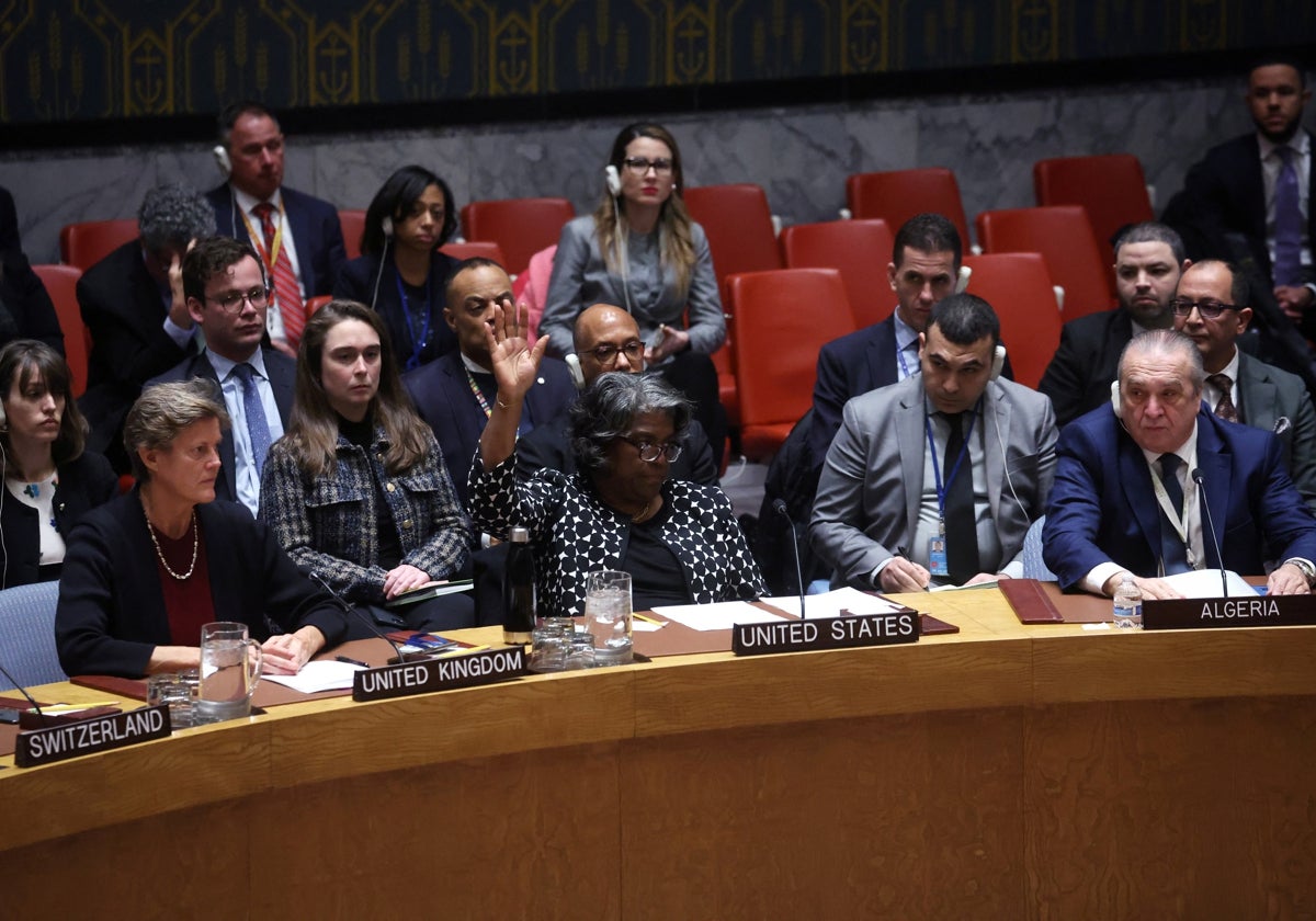 La embajadora de Estados Unidos ante las Naciones Unidas, Linda Thomas-Greenfield, emite un voto de veto sobre una resolución del Consejo de Seguridad de la ONU para exigir un alto el fuego humanitario inmediato en Gaza