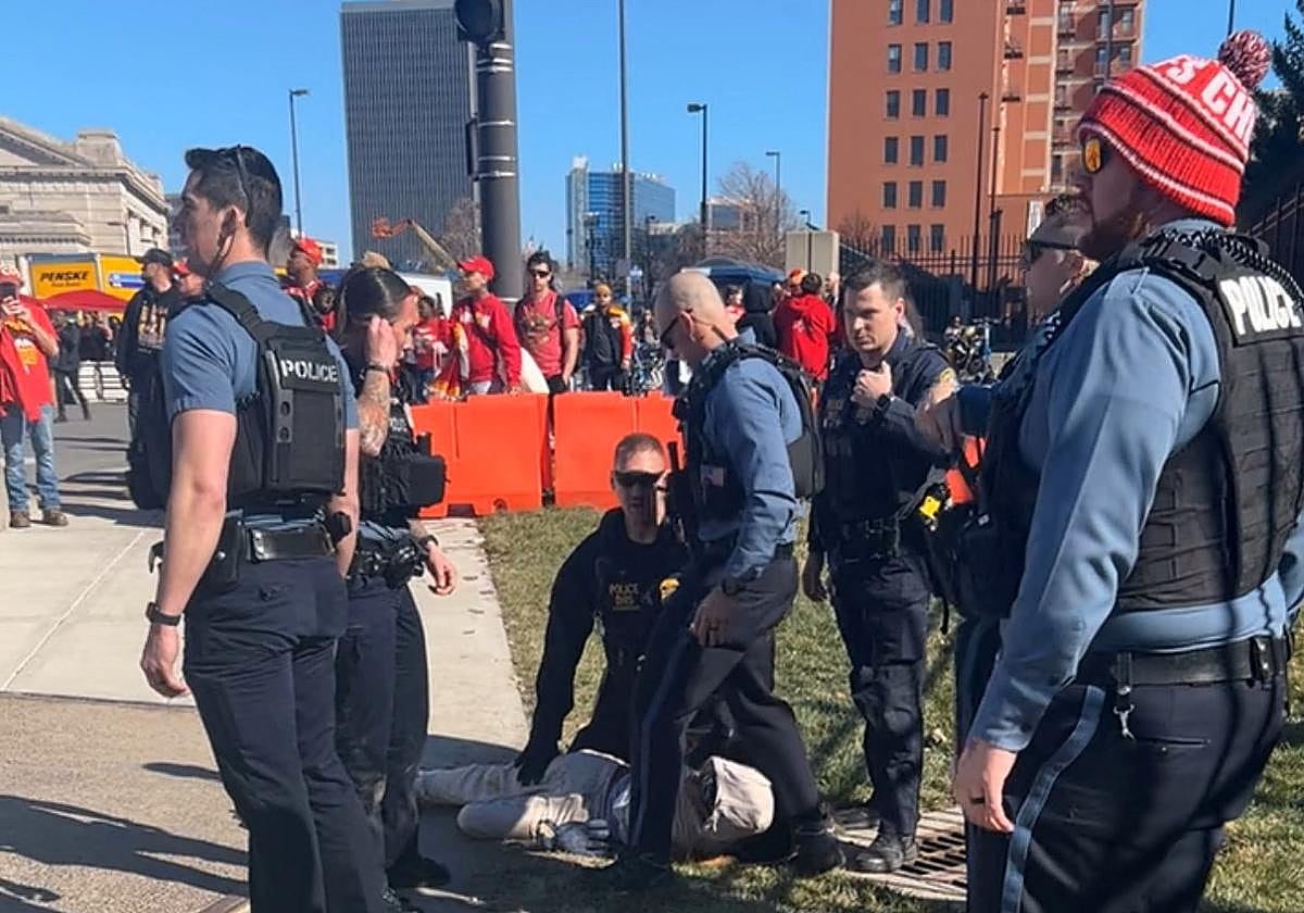 La Policía en el lugar del tiroteo en Kansas City.