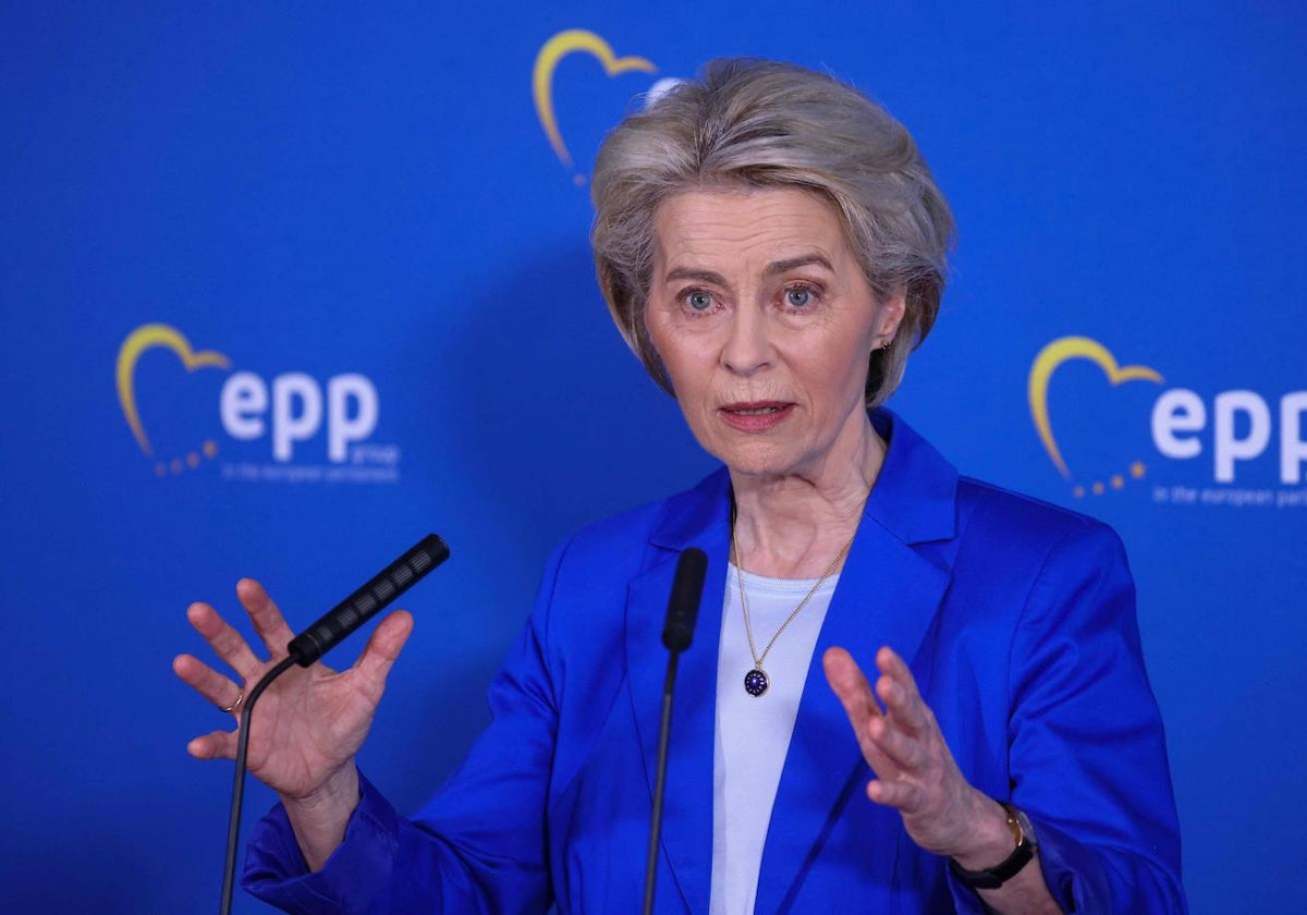 Ursula von der Leyen se dirige a los medios durante una conferencia de prensa con el presidente del grupo de centroderecha del PPE en Bruselas