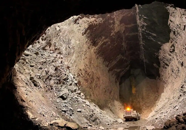 Al menos 30 muertos y 100 sepultados tras derrumbarse una mina ilegal en Venezuela, según las autoridades