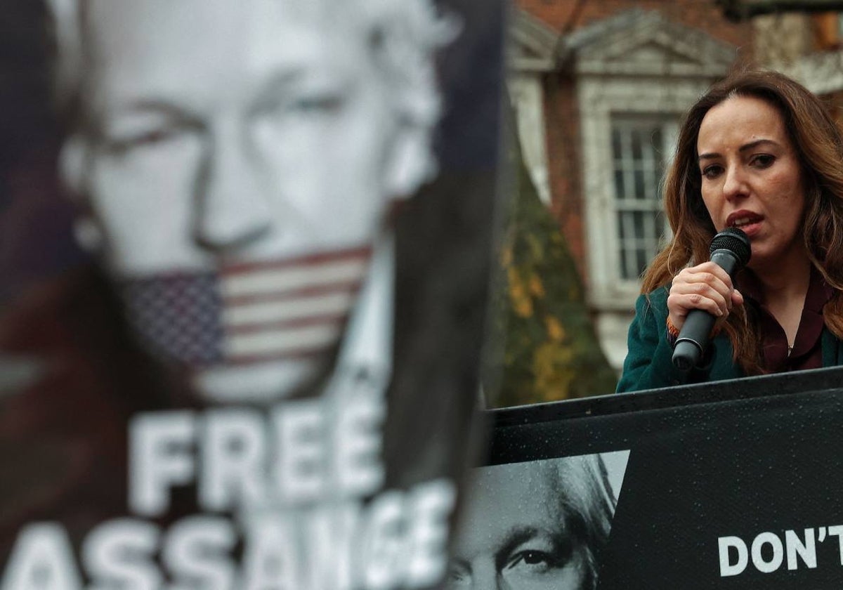 Stella, esposa de Julian Assange, se dirige a partidarios y miembros de los medios de comunicación frente a los Tribunales Reales de Justicia