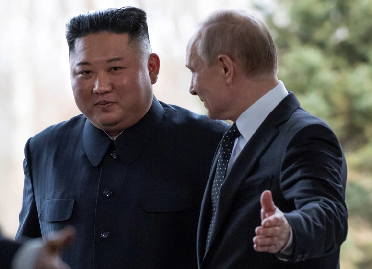 Putin mantiene un encuentro con Kim Jong-un en el campus de la Universidad Federal del Lejano Oriente, en Vladivostok, Rusia