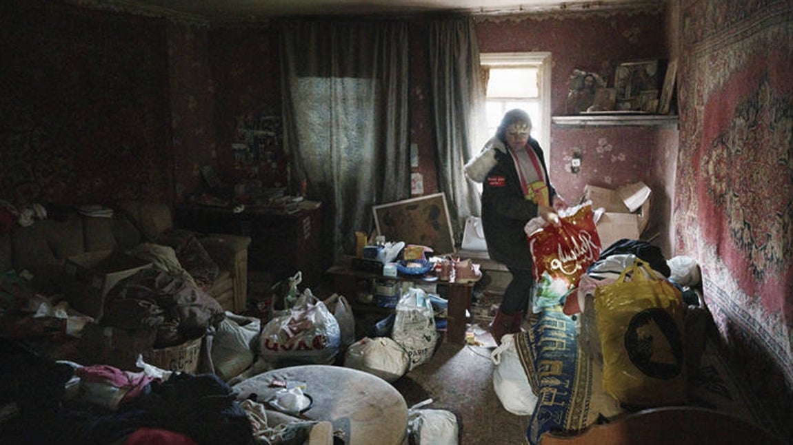 Torestks (Ucrania): Elena empaqueta apresuradamente sus pertenencias para ser evacuada de su ciudad natal de Torestks