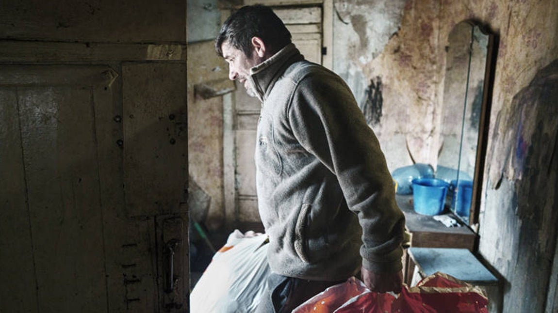 Igor ayuda a una de sus vecinas a empaquetar sus pertenencias para ser evacuada de Torestks la localidad