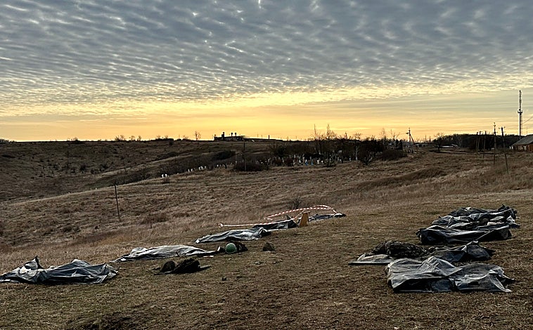Imagen principal - El recolector de cuerpos en el frente del Donbass: «Nuestra obligación es devolverlos a casa»