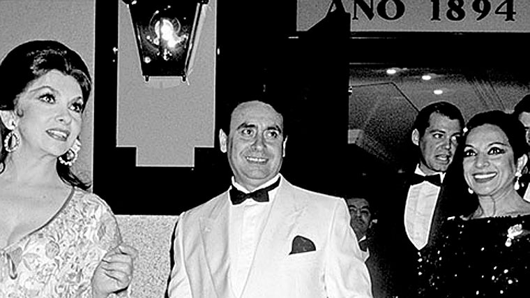 Trapote junto a Gina Lollobrigida (izquierda) y Lola Flores (derecha) el día de la inauguración del local en los años ochenta