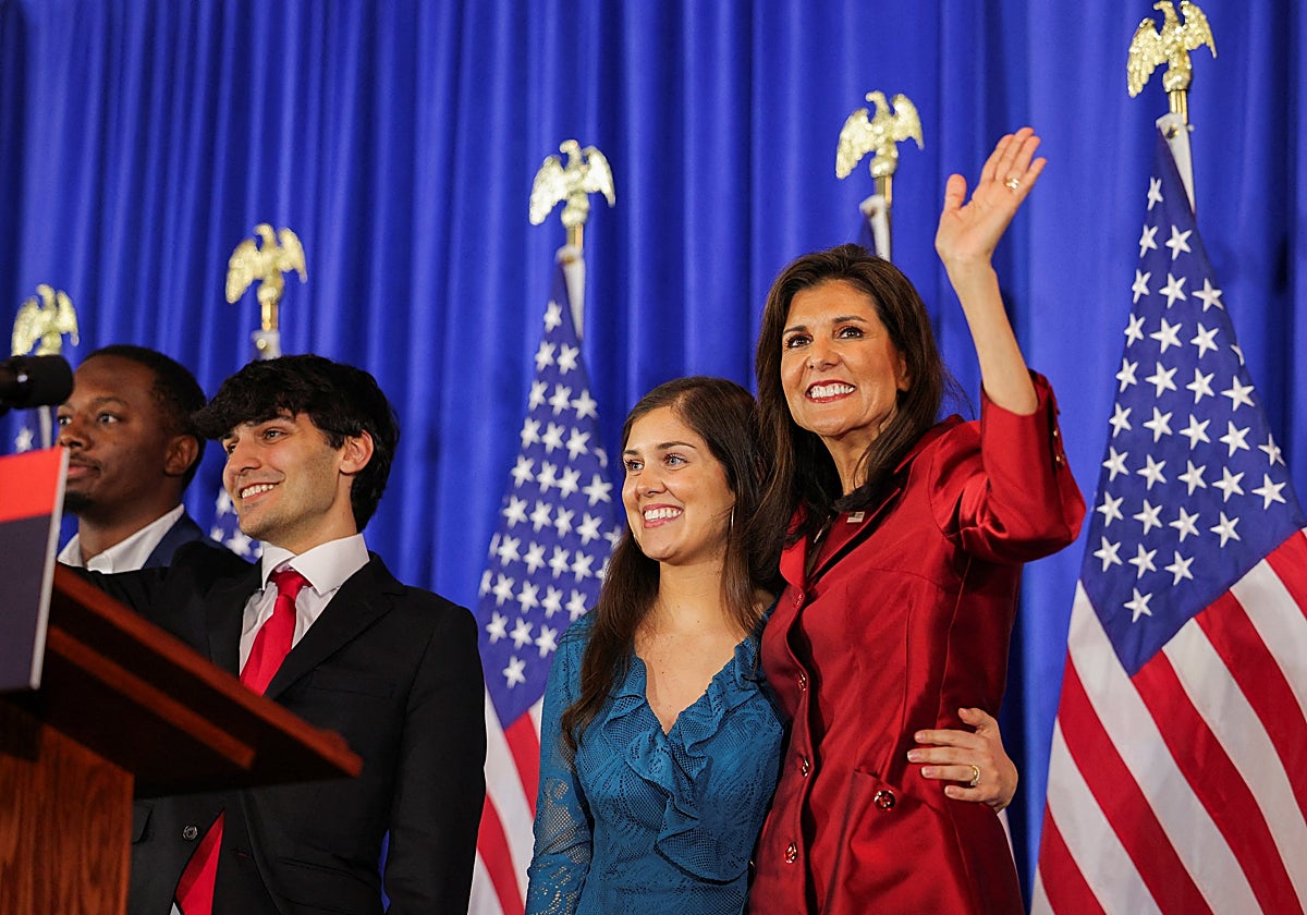 La candidata presidencial republicana Nikki Haley saluda junto a sus hijos Rena Haley y Nalin Haley durante un acto en Carolina del Sur