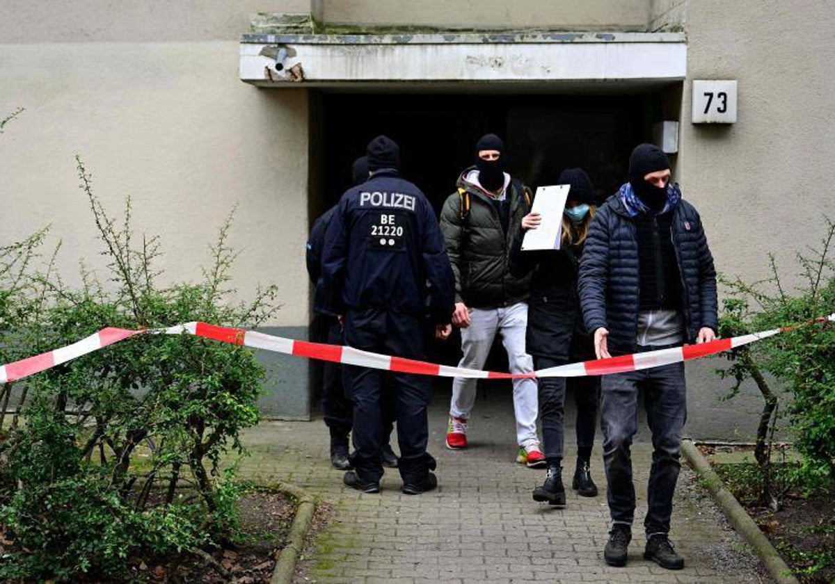 Agentes de la Policía alemana a las puertas del inmueble en el que ha sido detenida Daniela Klette